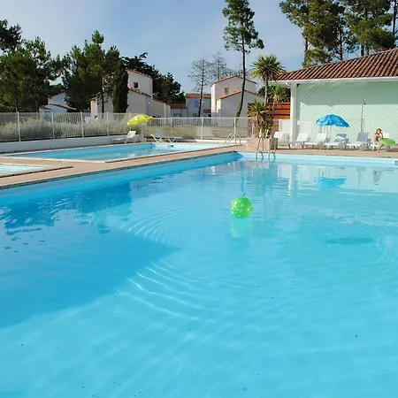 假日公园 Nemea La Cascade 4*